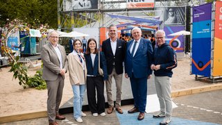 Vor der Campus-Eröffnung (v.l.): Roland Schüßler (Vorsitzender der Geschäftsführung der Regionaldirektion NRW der Bundesagentur für Arbeit), die Auszubildenden Diana Bagreev und Paula Berger, IHK-Präsident Elmar te Neues, Landesarbeitsminister Karl-Josef Laumann und IHK-Hauptgeschäftsführer Jürgen Steinmetz. 