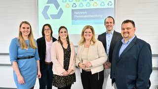 Gastgeber und Ausrichter freuten sich über eine gelungene Veranstaltung und über die Übergabe der Urkunde (v.l.): Corinna Hoeft und Nadja Schlotjunker (beide Outokumpu) mit Barbara Zonneveld, Daniela Perner, Larson Arend und Marco Klares von der IHK. 
