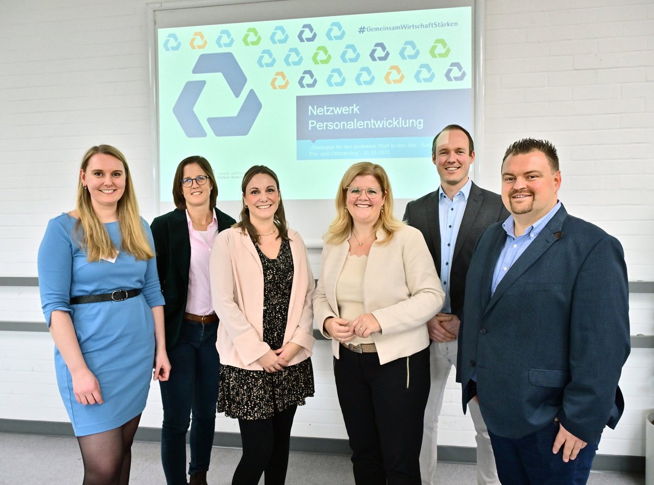 Gastgeber und Ausrichter freuten sich über eine gelungene Veranstaltung und über die Übergabe der Urkunde (v.l.): Corinna Hoeft und Nadja Schlotjunker (beide Outokumpu) mit Barbara Zonneveld, Daniela Perner, Larson Arend und Marco Klares von der IHK. 