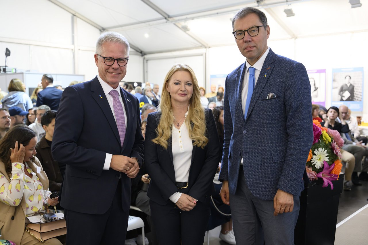 Jürgen Steinmetz (l.), IHK-Hauptgeschäftsführer und Honorarkonsul der Ukraine, begrüßte Oksana Tarasyuk, Generalkonsulin der Ukraine in Düsseldorf, und Oleksii Makeiev, Botschafter der Ukraine in Deutschland. 