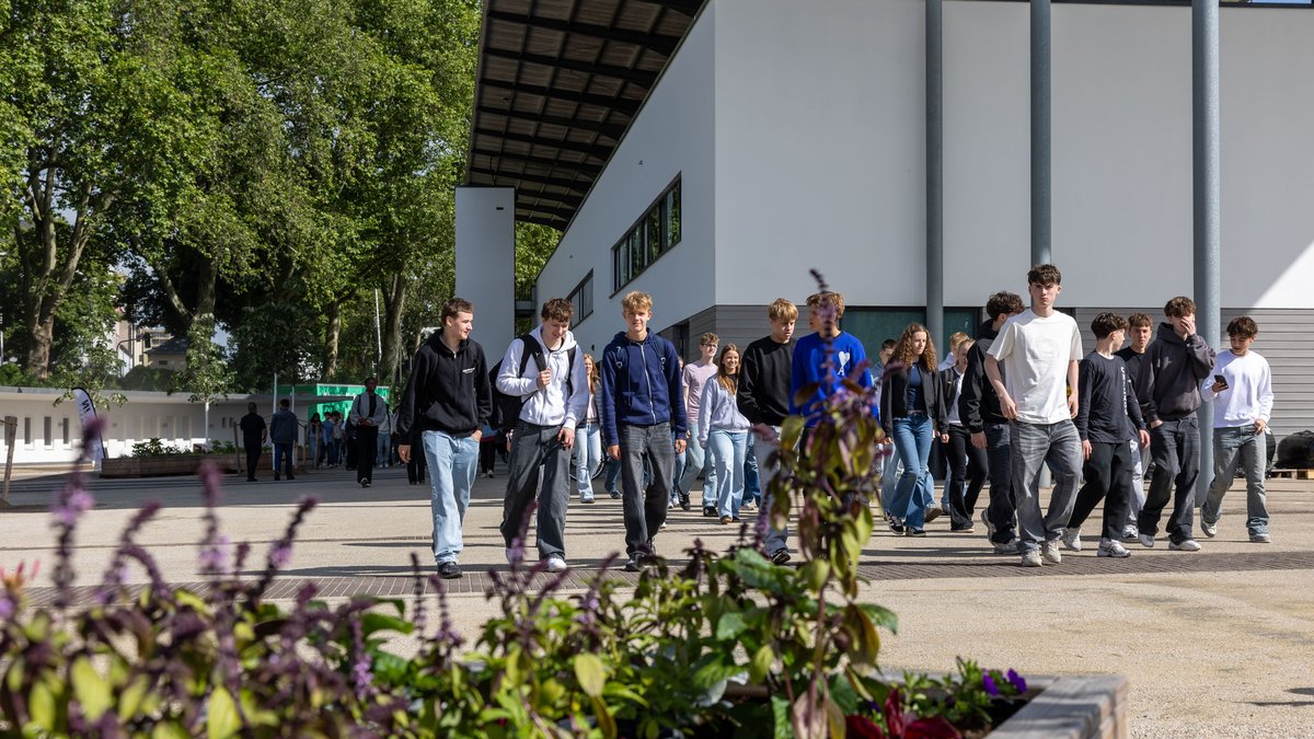 Gruppe von Jugendlichen im Rahmen der CHECK IN Berufswelt 2026 vor der Wetthalle in Neuss.