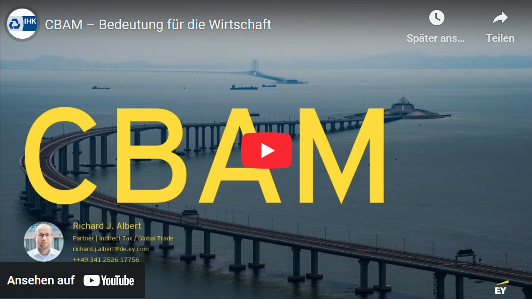 Titelbild eines YouTube-Videos mit dem Schriftzug „CBAM“ in großen gelben Buchstaben. Oben steht der Titel „CBAM – Bedeutung für die Wirtschaft“. Unten links sind Kontaktinformationen von Richard J. Albert, Partner bei EY, sichtbar. Im Hintergrund ist eine lange Brücke über das Meer zu sehen.