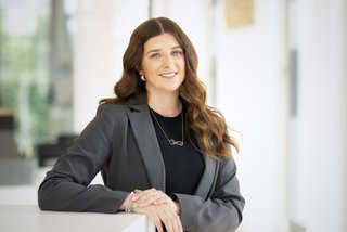 Kira Gabriel ist Prüfungskoordinatorin im Geschäftsbereich Ausbildung.