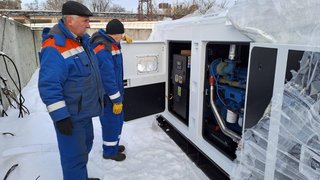 Sechs Hochleistungsgeneratoren für die Menschen in der Ukraine, die aufgrund der russischen Angriffe unter ausgefallener Energie- und Wärmeversorgung leiden, sind inzwischen in der Ukraine eingetroffen.