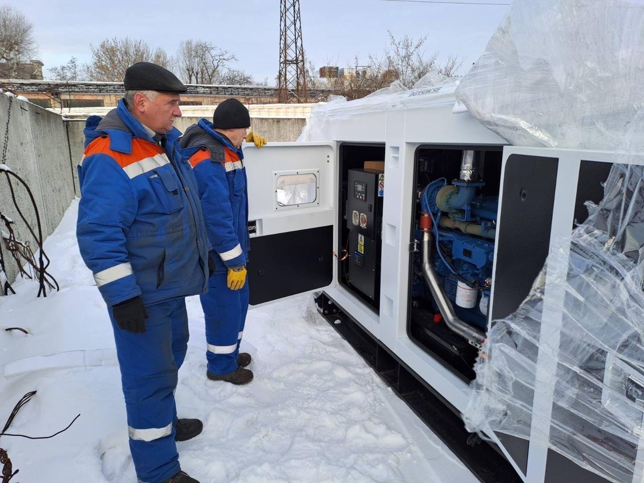 Sechs Hochleistungsgeneratoren für die Menschen in der Ukraine, die aufgrund der russischen Angriffe unter ausgefallener Energie- und Wärmeversorgung leiden, sind inzwischen in der Ukraine eingetroffen.