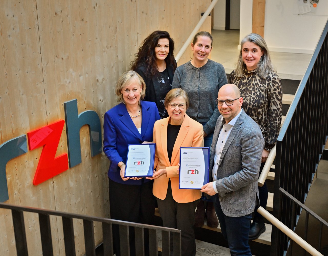 Sie haben eine Schulpartnerschaft vereinbart (untere Reihe, v.l.): Caroline Hartmann-Serve (Geschäftsführerin), Danièle Hamdan (Schulleiterin) und Daniel Knüppe (stellvertretender Schulleiter) sowie (obere Reihe, v.l.) Gabriele Götze (IHK-Beraterin), Alissa Glienke-Philipps (Personalreferentin) und Anja Kuhlen (StuBo).