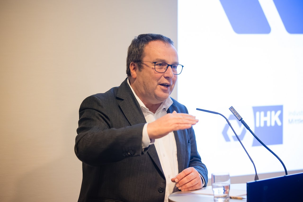 Nordrhein-Westfalens Verkehrsminister Oliver Krischer war zu Gast in der Sitzung der IHK-Vollversammlung.