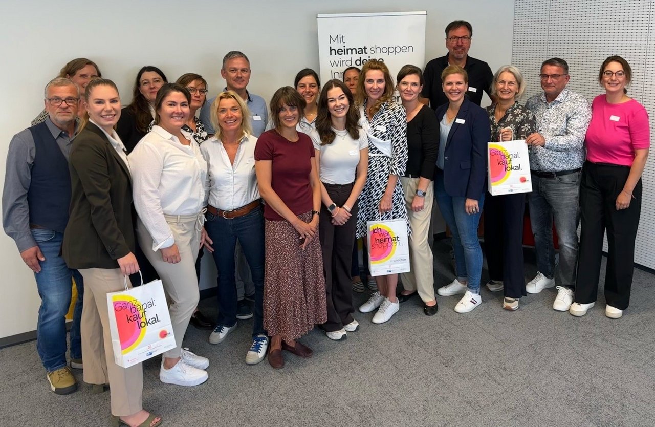 Maren-Corinna Nasemann (5.v.r.), Valerie de Groot (3.v.l.) und Danielle Weyers (7.v.r.) von der IHK Mittlerer Niederrhein hatten Vertreterinnen und Vertreter der Citymanagements, Stadtmarketings und Wirtschaftsförderungen zum „Stadtgespräch“ eingeladen.
