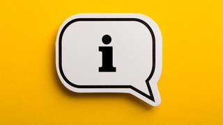 Weiße Sprechblase mit einem schwarzen, fett gedruckten Kleinbuchstaben „i“ in der Mitte, auf einem leuchtend gelben Hintergrund. Das Symbol steht für Information oder Hinweis.