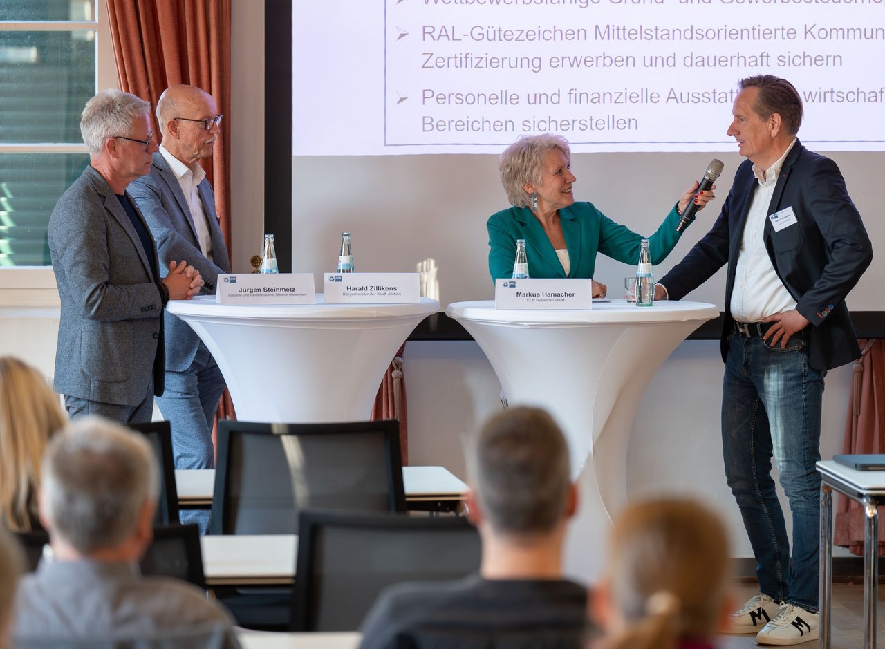Wie sollte sich der Wirtschaftsstandort entwickeln? Über diese Frage diskutierten IHK-Hauptgeschäftsführer Jürgen Steinmetz (l.), Bürgermeister Harald Zillikens (2.v.l.) und  Markus Hamacher, Geschäftsführer der ELN Systems GmbH. Die Moderation übernahm Beate Kowollik.