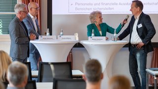 Wie sollte sich der Wirtschaftsstandort entwickeln? Über diese Frage diskutierten IHK-Hauptgeschäftsführer Jürgen Steinmetz (l.), Bürgermeister Harald Zillikens (2.v.l.) und  Markus Hamacher, Geschäftsführer der ELN Systems GmbH. Die Moderation übernahm Beate Kowollik.