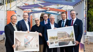 Sie stellten den Entwurf des IHK-Campus Zukunft vor (v.l.): Bürgermeister Reiner Breuer, Christoph Hölters (Beigeordneter für Planung und Mobilität der Stadt Neuss), Ivan Reimann (Gesellschafter der Thomas Müller Ivan Reimann Architekten GmbH), Bodo Middeldorf (Geschäftsführer der Zukunftsagentur Rheinisches Revier), IHK-Hauptgeschäftsführer Jürgen Steinmetz, Matthias Heidmeier (Staatssekretär im Ministerium für Arbeit, Gesundheit und Soziales des Landes Nordrhein-Westfalen) und IHK-Präsident Elmar te Neues.