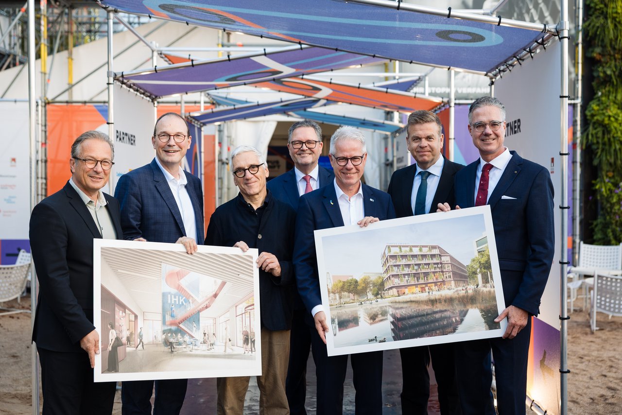 Sie stellten den Entwurf des IHK-Campus Zukunft vor (v.l.): Bürgermeister Reiner Breuer, Christoph Hölters (Beigeordneter für Planung und Mobilität der Stadt Neuss), Ivan Reimann (Gesellschafter der Thomas Müller Ivan Reimann Architekten GmbH), Bodo Middeldorf (Geschäftsführer der Zukunftsagentur Rheinisches Revier), IHK-Hauptgeschäftsführer Jürgen Steinmetz, Matthias Heidmeier (Staatssekretär im Ministerium für Arbeit, Gesundheit und Soziales des Landes Nordrhein-Westfalen) und IHK-Präsident Elmar te Neues.