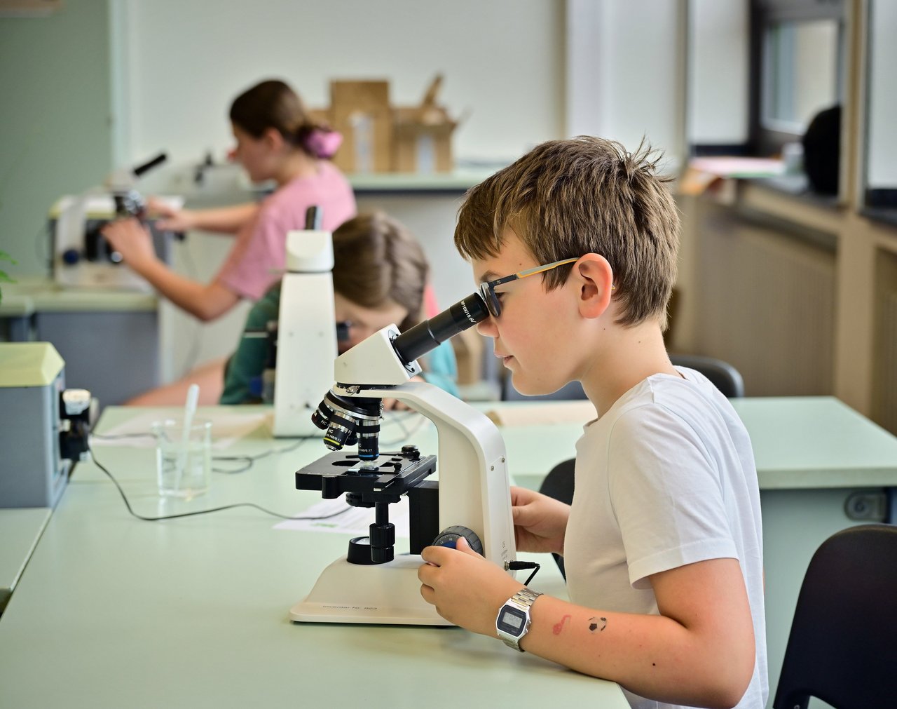 Im Mittelpunkt des Bildungsprogramms „TuWaS! Rheinland – Technik und Naturwissenschaften an Schulen“ steht das eigenständige Experimentieren: Die Kinder beobachten, dokumentieren und analysieren ihre Ergebnisse und entwickeln so ein grundlegendes Verständnis für naturwissenschaftliche Prozesse. 