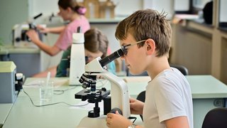 Im Mittelpunkt des Bildungsprogramms „TuWaS! Rheinland – Technik und Naturwissenschaften an Schulen“ steht das eigenständige Experimentieren: Die Kinder beobachten, dokumentieren und analysieren ihre Ergebnisse und entwickeln so ein grundlegendes Verständnis für naturwissenschaftliche Prozesse. 