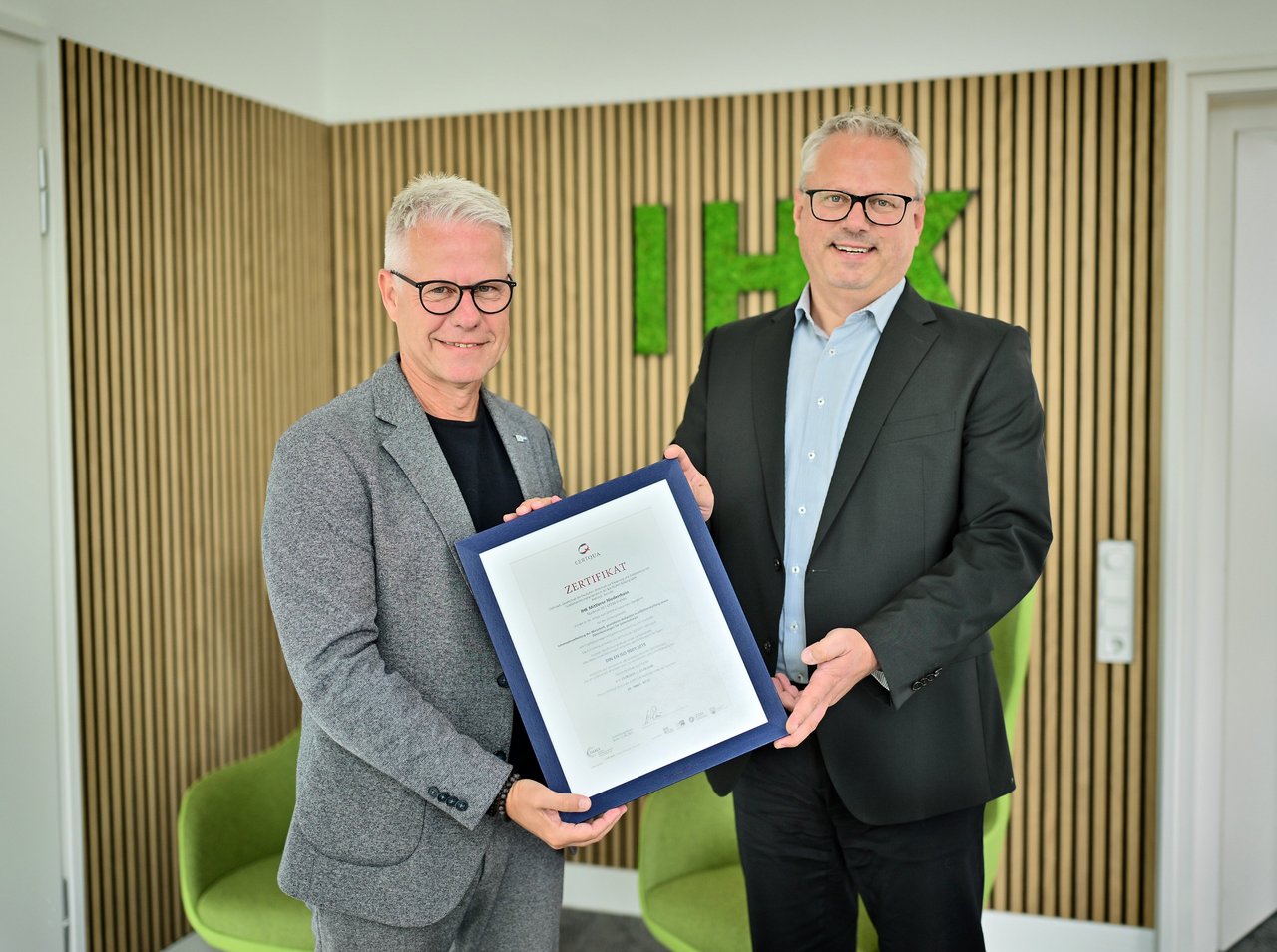 IHK-Hauptgeschäftsführer Jürgen Steinmetz (l.) und Arnd Thierfelder, IHK-Referent Fachkräftesicherung und verantwortlich für das Qualitätsmanagement, freuen sich über die erfolgreiche Rezertifizierung.