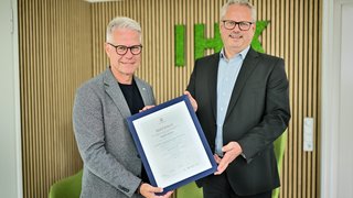 IHK-Hauptgeschäftsführer Jürgen Steinmetz (l.) und Arnd Thierfelder, IHK-Referent Fachkräftesicherung und verantwortlich für das Qualitätsmanagement, freuen sich über die erfolgreiche Rezertifizierung.
