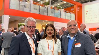 Sie tauschten sich bei der EXPO REAL zum Thema RAL-Gütezeichen „Mittelstandsorientierte Kommunalverwaltung“ aus (v.l.): IHK-Hauptgeschäftsführer Jürgen Steinmetz, Alana Voigt (Geschäftsführerin der RAL-Gütegemeinschaft für mittelstandsorientierte Kommunalverwaltungen) und Christian Horn-Heinemann, künftiger Bürgermeister der Stadt Kaarst. 