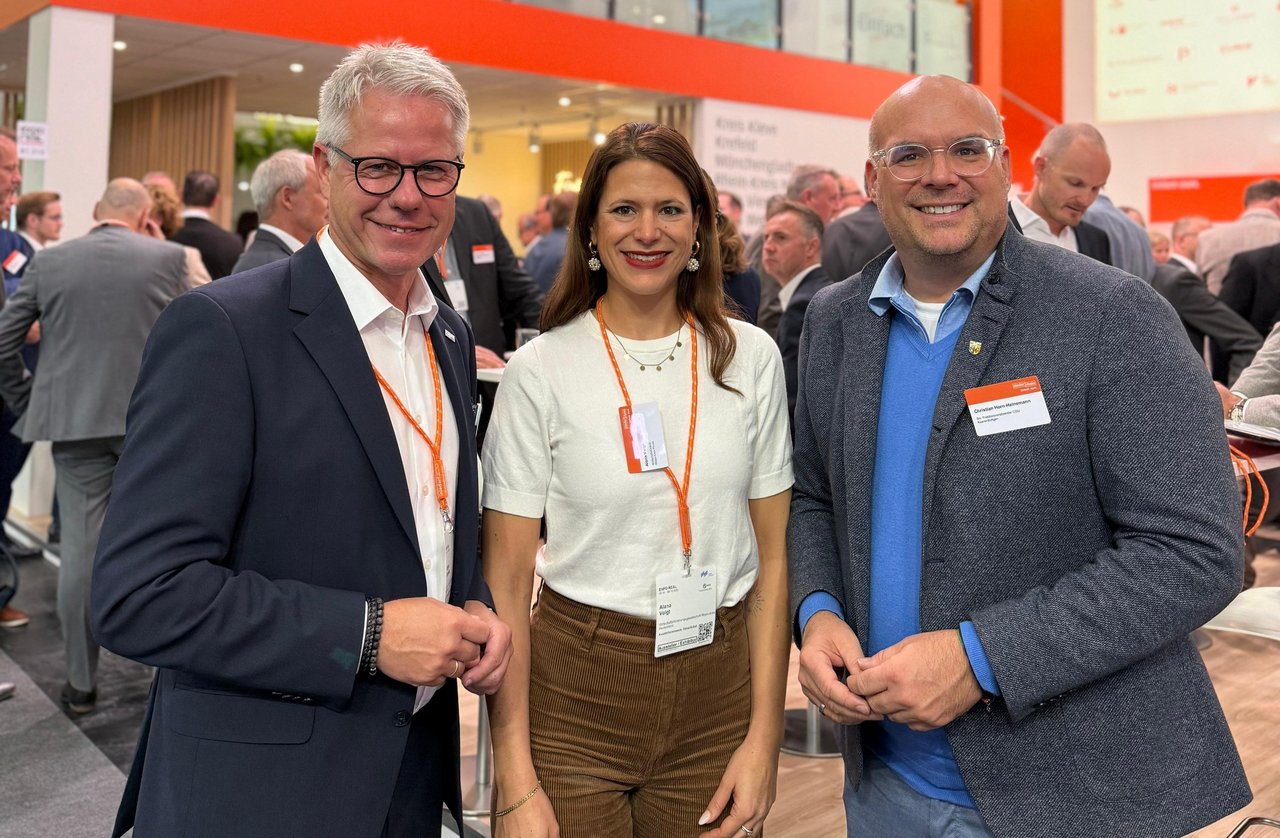 Sie tauschten sich bei der EXPO REAL zum Thema RAL-Gütezeichen „Mittelstandsorientierte Kommunalverwaltung“ aus (v.l.): IHK-Hauptgeschäftsführer Jürgen Steinmetz, Alana Voigt (Geschäftsführerin der RAL-Gütegemeinschaft für mittelstandsorientierte Kommunalverwaltungen) und Christian Horn-Heinemann, künftiger Bürgermeister der Stadt Kaarst. 