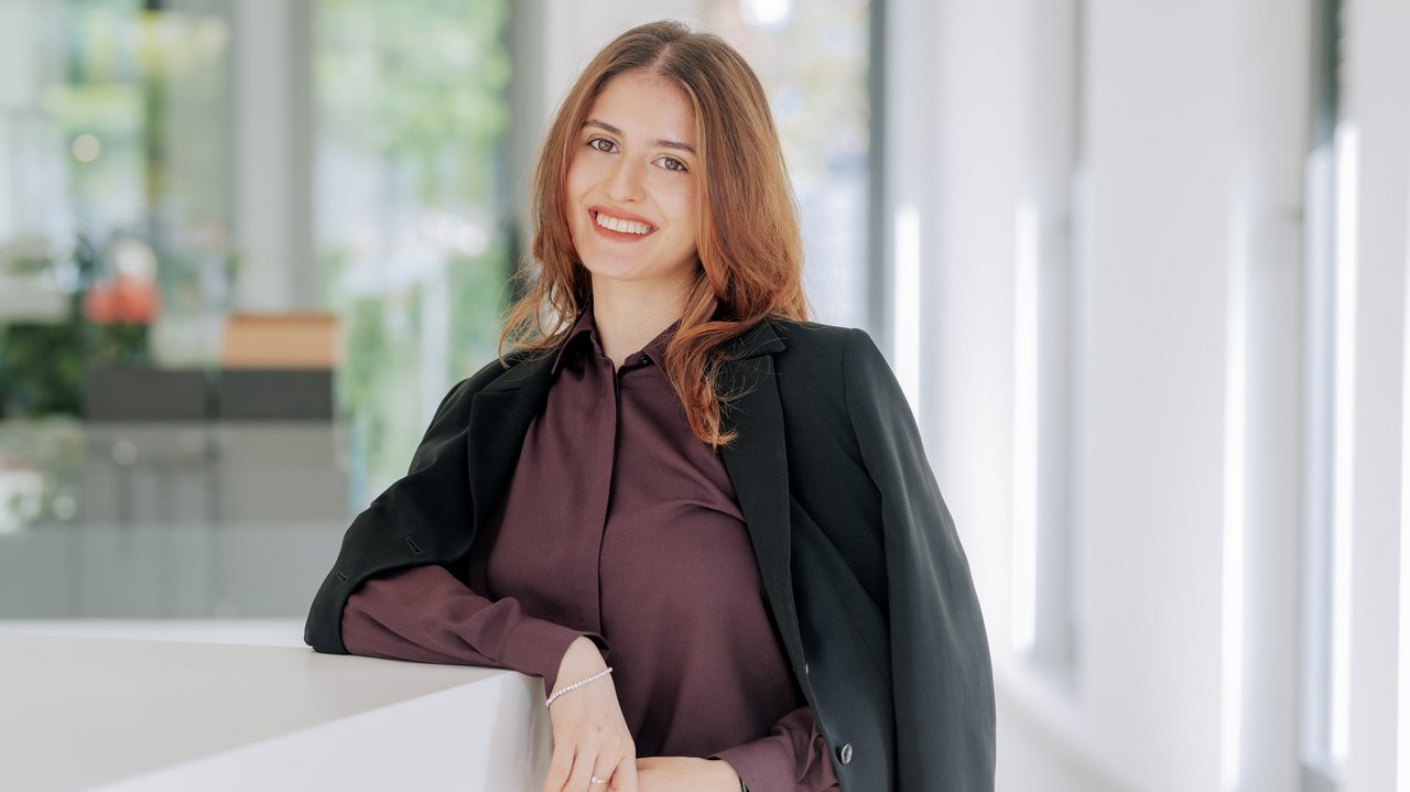Lina Shreim ist Auszubildende zur Kauffrau für Büromanagement.