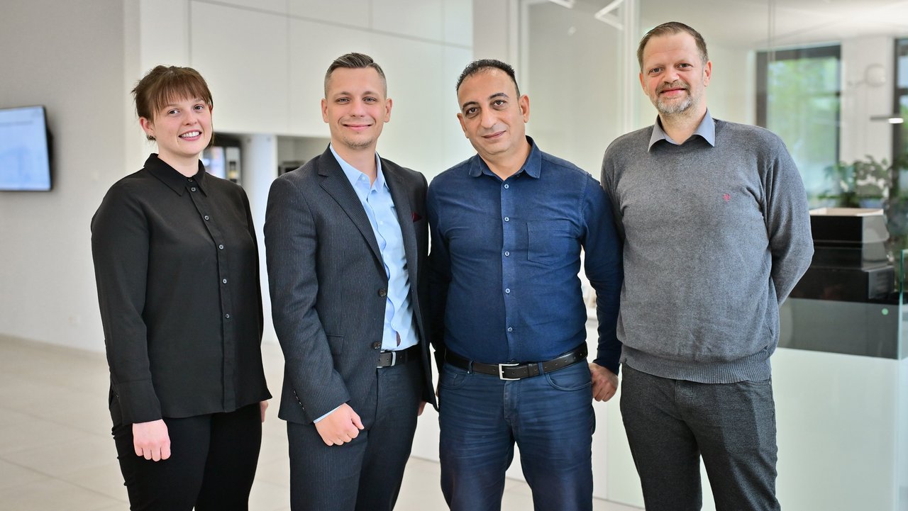 Nadine Hennig und Christian Breker von der IHK (r.) haben Zardasht Issa (2.v.r.) gemeinsam mit seinem Mentor Boris Zimfer (2.v.l.) bei seinem Berufsanerkennungsverfahren unterstützt – mit Erfolg!