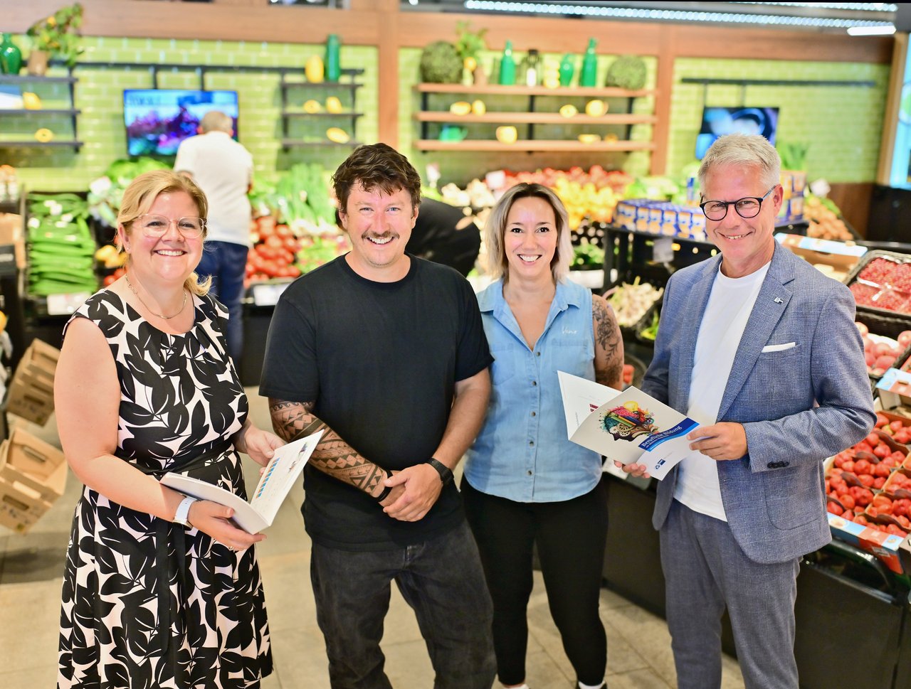 IHK-Hauptgeschäftsführer Jürgen Steinmetz (r.) und IHK-Geschäftsführerin Daniela Perner (l.) stellten gemeinsam mit Carsten Zielke und Ausbilderin Stefanie Schütt den Bildungsbericht vor.