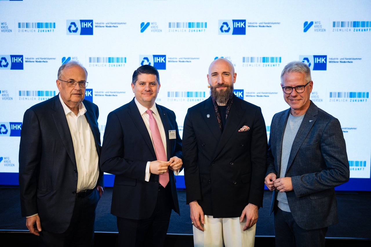 Ein Pionier in Sachen KI: Dominic von Proeck (2.v.r.) wurde in Grefrath begrüßt von WFG-Geschäftsführer Dr. Thomas Jablonski, Landrat Bennet Gielen und IHK-Hauptgeschäftsführer Jürgen Steinmetz (v.l.). Foto: IHK