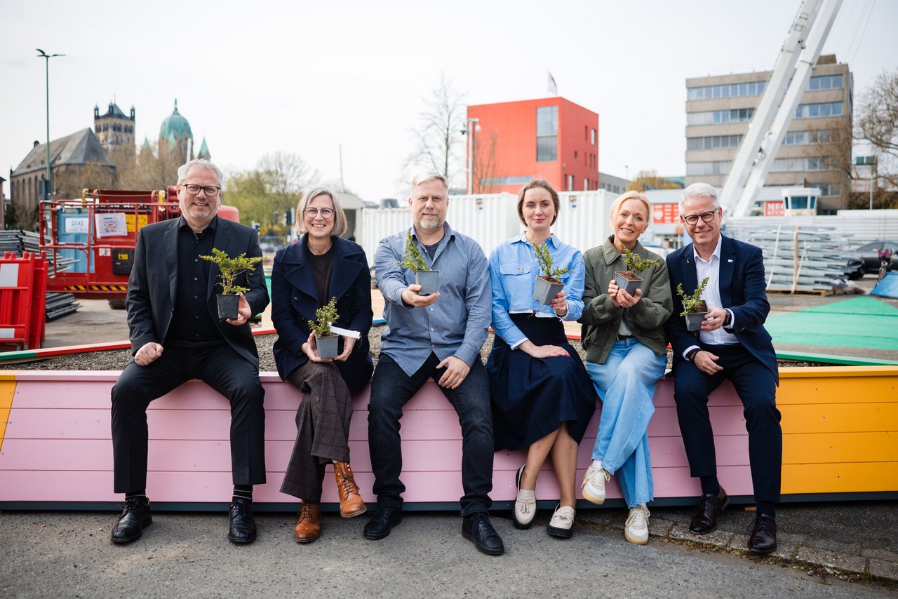 Sie freuen sich über die erfolgreiche Vermittlung (v.l.): Arnd Thierfelder (IHK-Referent Fachkräftesicherung), Annette Nothnagel (Geschäftsführerin der LAGA Neuss 2026 GmbH), Bauingenieur und Architekt Andrii Safronov, Olha Gibert (Verein „NEUSS HILFT“), Petra Lennertz (Vorstand des Vereins „NEUSS HILFT“) sowie IHK-Hauptgeschäftsführer Jürgen Steinmetz.