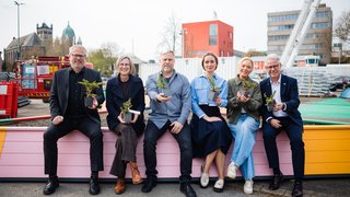 Sie freuen sich über die erfolgreiche Vermittlung (v.l.): Arnd Thierfelder (IHK-Referent Fachkräftesicherung), Annette Nothnagel (Geschäftsführerin der LAGA Neuss 2026 GmbH), Bauingenieur und Architekt Andrii Safronov, Olha Gibert (Verein „NEUSS HILFT“), Petra Lennertz (Vorstand des Vereins „NEUSS HILFT“) sowie IHK-Hauptgeschäftsführer Jürgen Steinmetz.