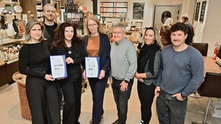 Sie haben eine Schulpartnerschaft vereinbart (v.l.): Allison Lange und Malte Burmester von der Realschule an der Josefskirche, IHK-Beraterin Gabriele Götze, Ilka Werner und Markus Klinkhamels von der Anne-Frank-Gesamtschule sowie von der Zielke KG Ausbildungsleiterin Stefanie Schütt und Geschäftsführer Carsten Zielke. 