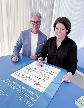 Landrätin Katharina Reinhold hat im Beisein von IHK-Hauptgeschäftsführer Jürgen Steinmetz den Pakt für Planungsbeschleunigung im Rheinischen Revier unterzeichnet. 