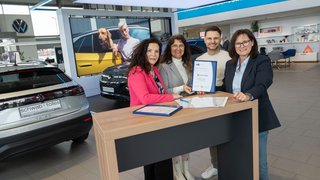 Sie vereinbarten die Kooperation (v.l.): Gabriele Götze (IHK-Beraterin für Schule und Wirtschaft), Cristina Protze (Stellvertretende Schulleiterin, Rita-Süssmuth-Realschule), Arne Meier (Verwaltung, Autohaus Schwab-Tolles GmbH & Co. KG) sowie Jutta Schwab-Meier (Geschäftsführerin, Autohaus Schwab-Tolles GmbH & Co. KG).