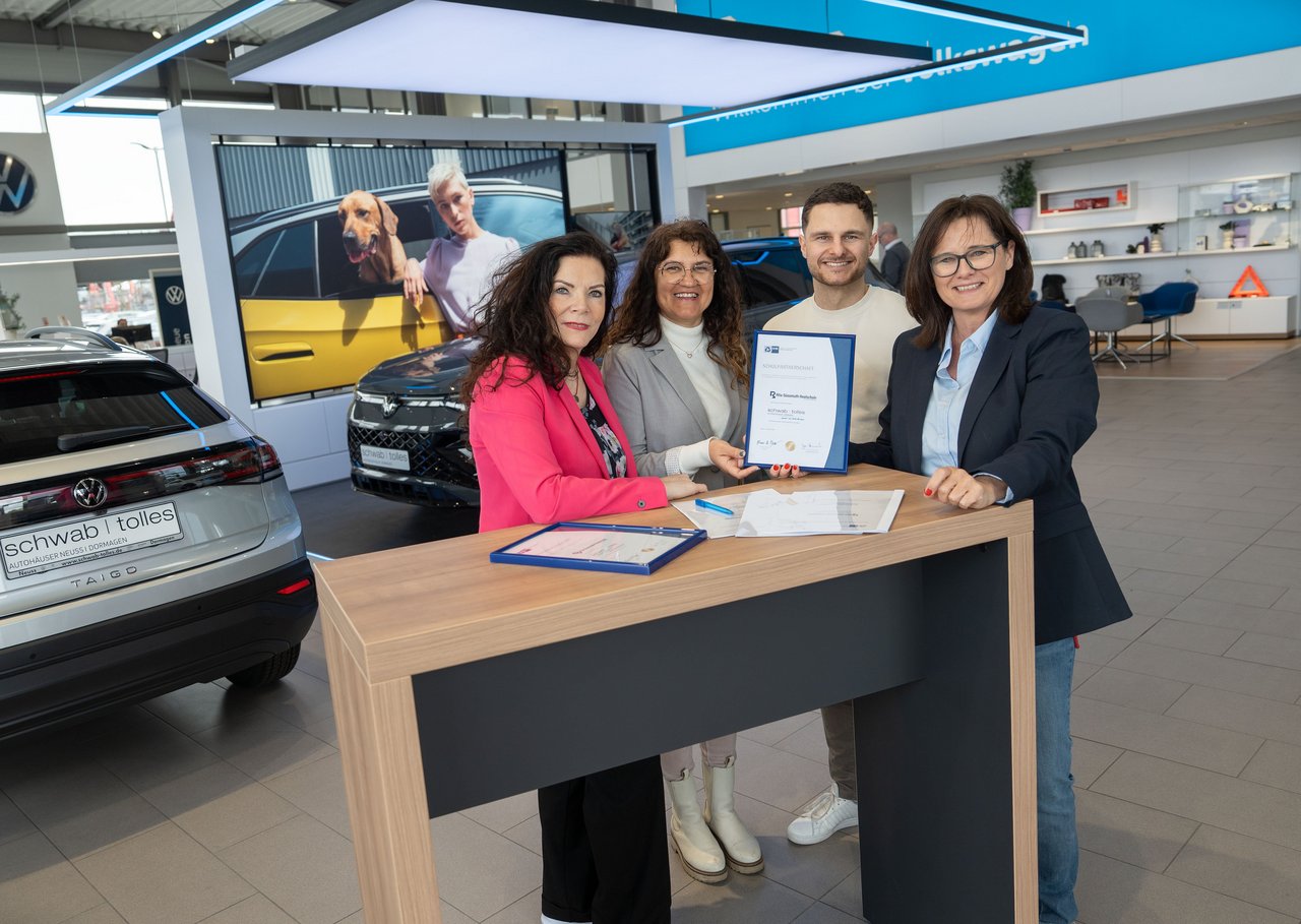 Sie vereinbarten die Kooperation (v.l.): Gabriele Götze (IHK-Beraterin für Schule und Wirtschaft), Cristina Protze (Stellvertretende Schulleiterin, Rita-Süssmuth-Realschule), Arne Meier (Verwaltung, Autohaus Schwab-Tolles GmbH & Co. KG) sowie Jutta Schwab-Meier (Geschäftsführerin, Autohaus Schwab-Tolles GmbH & Co. KG).