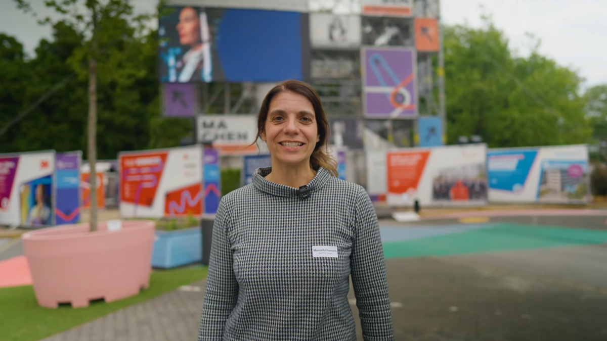 Marcella Femers von der Dantrim GmbH steht vor dem Campus Zukunft auf dem Wendersplatz in Neuss.