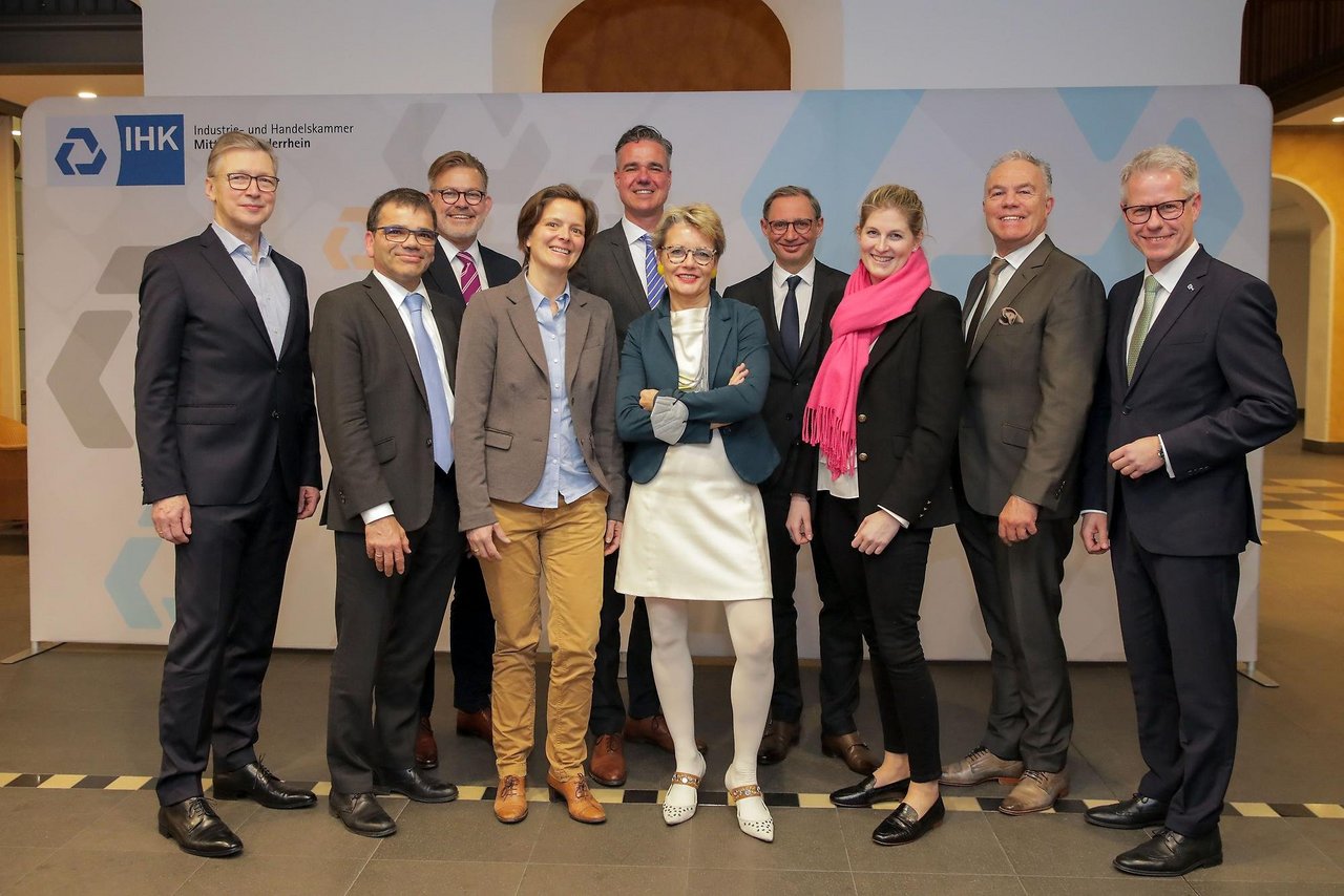 IHK-Hauptgeschäftsführer Jürgen Steinmetz (r.) beglückwünschte das neu gewählte Präsidium der IHK Mittlerer Niederrhein (v.l.): Vizepräsident Hartmut Wnuck, Vizepräsident Dr. Claus Schwenzer, Vizepräsident Frank Kindervatter, Vizepräsidentin Svenja Fusten-Görtz, Präsident Elmar te Neues, Vizepräsidentin Susanne Thywissen, Vizepräsident Prof. Dr. Joerg Dederichs, Vizepräsidentin Janika Woltering-van Haag und Vizepräsident Rainer Höppner.