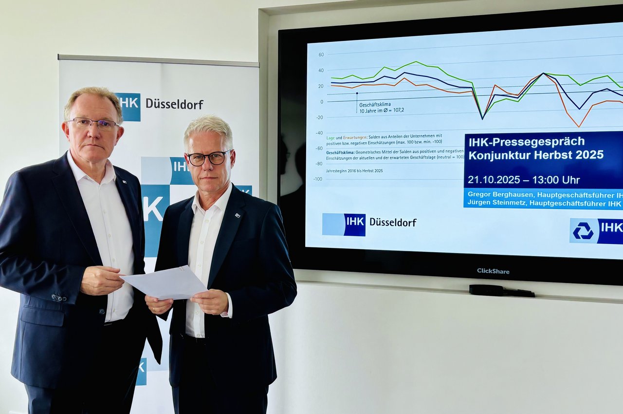 Sie stellten den Konjunkturbericht für den Herbst 2025 vor (v.l.): Gregor Berghausen, Hauptgeschäftsführer der IHK Düsseldorf, und Jürgen Steinmetz, Hauptgeschäftsführer der IHK Mittlerer Niederrhein.