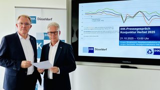 Sie stellten den Konjunkturbericht für den Herbst 2025 vor (v.l.): Gregor Berghausen, Hauptgeschäftsführer der IHK Düsseldorf, und Jürgen Steinmetz, Hauptgeschäftsführer der IHK Mittlerer Niederrhein. 