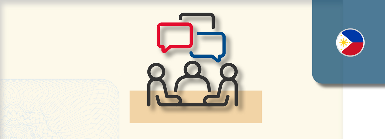 Grafik zeigt drei stilisierte Personen an einem Tisch, darüber drei Sprechblasen in Rot, Blau und Schwarz als Symbol für Kommunikation und Austausch. Rechts oben befindet sich ein rundes Icon mit der Flagge der Philippinen.