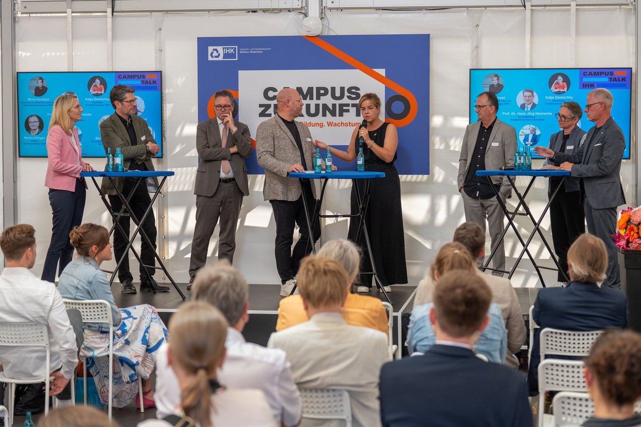 Sie diskutierten beim Beschleunigertag, v.r.: IHK-Hauptgeschäftsführer Jürgen Steimetz, Katja Domschky (Präsidentin der Architektenkammer NRW), Martin Klingst (Geschäftsführer der Initiative handlungsfähiger Staat), Landes-Wirtschaftsministerin Mona Neubaur, Moderator Bernd Steinbrecher, Bodo Middeldorf (Geschäftsführer der Zukunsftagentur Rheinisches Revier), Prof. Dr. Hans Jörg Hennecke (Hauptgeschäftsführer von HANDWERK.NRW) und Katja Wünschel (Mitglied des Vorstands der Vonovia SE). 