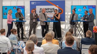 Sie diskutierten beim Beschleunigertag, v.r.: IHK-Hauptgeschäftsführer Jürgen Steimetz, Katja Domschky (Präsidentin der Architektenkammer NRW), Martin Klingst (Geschäftsführer der Initiative handlungsfähiger Staat), Landes-Wirtschaftsministerin Mona Neubaur, Moderator Bernd Steinbrecher, Bodo Middeldorf (Geschäftsführer der Zukunsftagentur Rheinisches Revier), Prof. Dr. Hans Jörg Hennecke (Hauptgeschäftsführer von HANDWERK.NRW) und Katja Wünschel (Mitglied des Vorstands der Vonovia SE). 