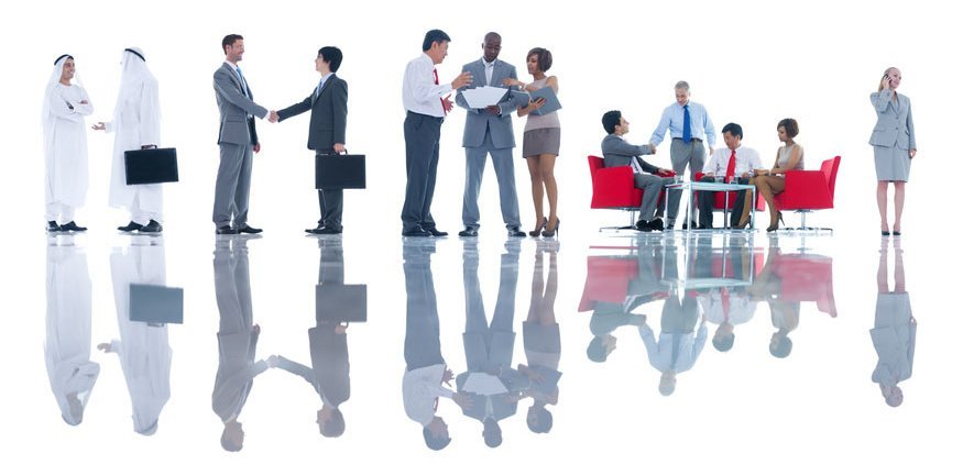 Das Bild zeigt verschiedene Geschäftssituationen im internationalen Kontext. 