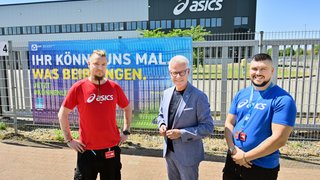 Sie möchten mit starken Botschaften auf die Chancen einer dualen Ausbildung hinweisen: IHK-Hauptgeschäftsführer Jürgen Steinmetz (M.) mit den beiden Ausbildern von ASICS Europe B.V. Marcus Modrow (l.) und Mario Pupic. 	