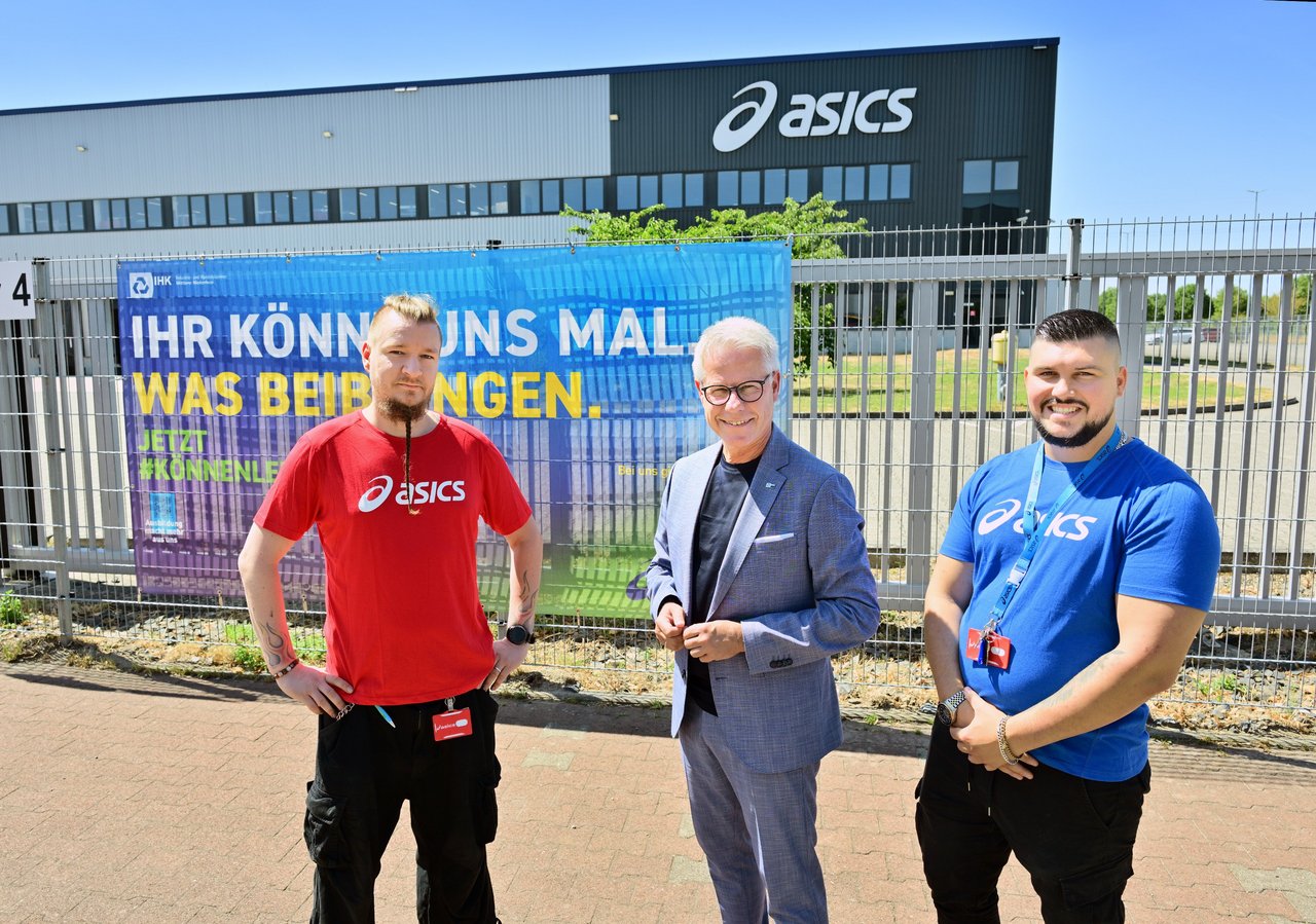Sie möchten mit starken Botschaften auf die Chancen einer dualen Ausbildung hinweisen: IHK-Hauptgeschäftsführer Jürgen Steinmetz (M.) mit den beiden Ausbildern von ASICS Europe B.V. Marcus Modrow (l.) und Mario Pupic. 	