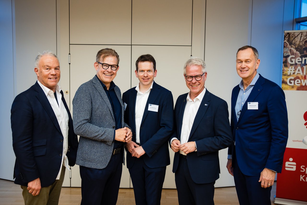 IHK-Hauptgeschäftsführer Jürgen Steinmetz (2.v.r.) sowie die beiden IHK-Vizepräsidenten Rainer Höppner (l.) und Frank Kindervatter (2.v.l.) begrüßten den Bundestagsabgeordneten Dr. Martin Plum (M.) und den Vorstandsvorsitzenden der Sparkasse Krefeld Stefan Grunwald zum Regionalforum Kreis Viersen. 