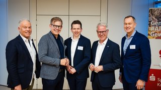 IHK-Hauptgeschäftsführer Jürgen Steinmetz (2.v.r.) sowie die beiden IHK-Vizepräsidenten Rainer Höppner (l.) und Frank Kindervatter (2.v.l.) begrüßten den Bundestagsabgeordneten Dr. Martin Plum (M.) und den Vorstandsvorsitzenden der Sparkasse Krefeld Stefan Grunwald zum Regionalforum Kreis Viersen. 