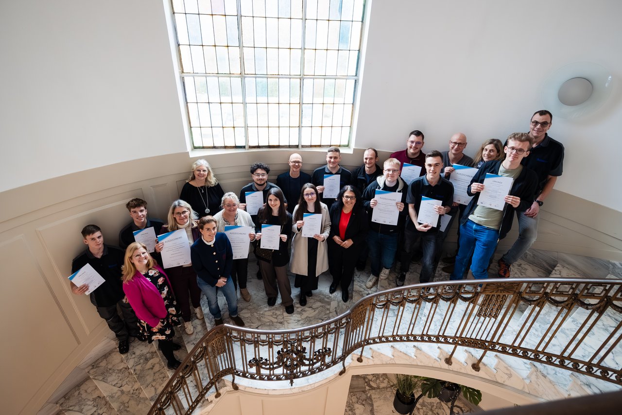 Bei einer feierlichen Urkundenübergabe sind teilnehmende Unternehmen, Auszubildende und Schulen gewürdigt worden. 