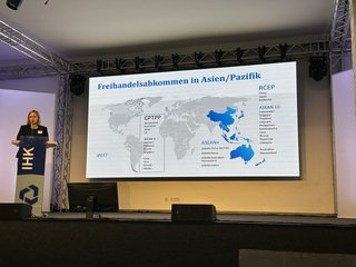 Christina Otte von der GTAI Germany Trade & Invest bei ihrem Vortrag beim IHK-Forum Zoll 2024 in Krefeld.