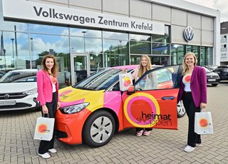 Das IHK-Team für den Einzelhandel ist nun mit dem neuen „heimat-shoppen“-Wagen unterwegs (v.l.): Danielle Weyers, Valerie de Groot und Maren-Corinna Nasemann.