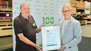 IHK-Hauptgeschäftsführer Jürgen Steinmetz (r.) gratulierte Bernd Fruhen zum Firmenjubiläum.