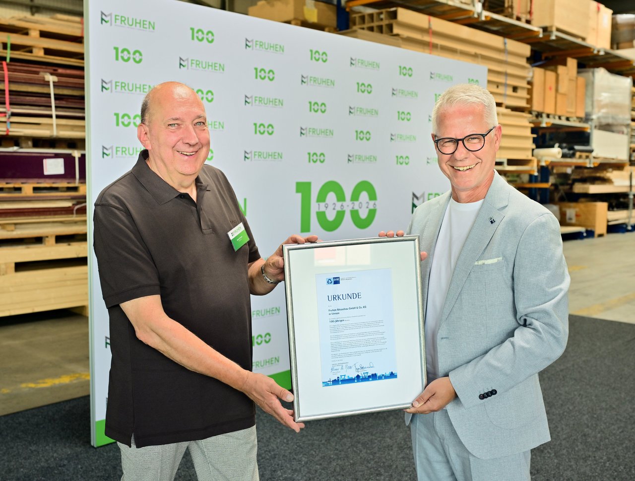 IHK-Hauptgeschäftsführer Jürgen Steinmetz (r.) gratulierte Bernd Fruhen zum Firmenjubiläum.